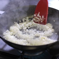 Calentar el aceite en la cacerola y cuando esté caliente añadir la cebolla y ajo picados y sofreír durante un par de minutos.