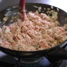 Añadir la carne molida y continuar cociendo 5 minutos o hasta que cambie de color.