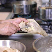 Para armar los tamales, Untar un poco de la masa sobre cada hoja para formar una capa delgada a lo ancho de la parte inferior de cada hoja.