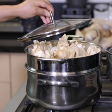 Para cocer los tamales, colocar una capa de hojas de tamal en la parte baja de la vaporera. Colocar los tamales parados, recargados uno sobre otro dentro de la vaporera formando una pirámide.