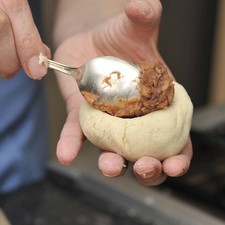 Rellenar con una cucharadita de frijoles.