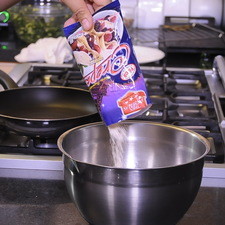 Colocar la Harina para Crepas Tres Estrellas® en un tazón.