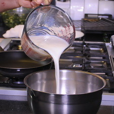 Añadir 2 1/2 tazas de leche (600 ml) en un tazón con la ayuda de la batidora por tres minutos hasta obtener una mezcla ligera. Dejar reposar durante 5 minutos, agitar ligeramente antes de cocerla.