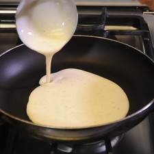 Añadir un poco de la mezcla para crepas en un sartén a fuego medio, cuando se esté cociendo por el segundo lado.