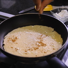 Espolvorear la canela en polvo y voltéala.