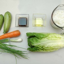 Ingredientes para receta 1 pieza de zanahoria 2 piezas de calabacita italiana 1 pieza de cebollita de cambray 1 pieza de lechuga orejona 2 cucharadas de salsa de soya 1 cucharada de aceite de oliva 1/2 manojo de cebollín 2 tazas de arroz al vapor