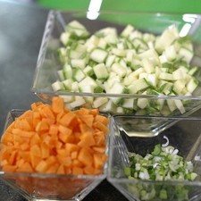 Picar finamente la zanahoria, cebollita de cambray y calabacita. Reservar