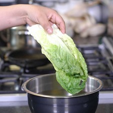 Colocar las hojas de lechuga en un tazón con suficiente agua y unas gotas de desinfectante durante 5 minutos.