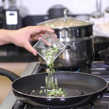 Calentar la cucharada de aceite en el sartén y sofreír la cebolla de cambray.