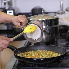 Agregar el arroz cocido y dejar cocer un par de minutos más para que se integren los sabores. Reservar.