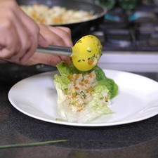 Para preparar los rollos colocar una hoja de lechuga y agregar un poco de arroz.