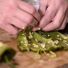 Remover semillas y venas y cortar en rajas.