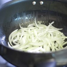 Sofreír las rajas de cebolla en aceite durante un par de minutos.