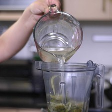 Moler las rajas con el caldo de pollo(o agua si se quiere vegetariano) en la licuadora.