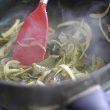 Agregar las rajas de chile poblano, sazonar con sal y pimienta al gusto y continuar cociendo un par de minutos más. Retirar del fuego y dejar enfriar.