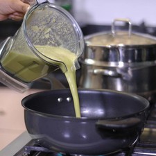 Verter dentro de una olla honda con un poco de aceite y calentar durante 2 minutos.