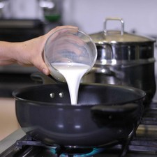 Agregar la leche y la crema y continuar cociendo hasta que hierva. Rectificar si le falta sal.