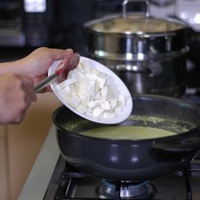 Añadir el queso en cubos.