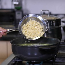Añadir los granos de elote ya cocidos dejar calentar 5 minutos más.