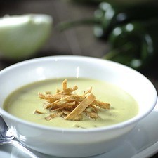 Servir decorado con tiras de tortilla frita.