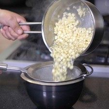Cocer los granos de elote en una olla honda con agua durante 5 minutos. Escurrir y reservar.
