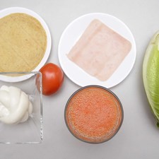 Ingredientes para receta 2 piezas de tortilla de maíz 1 rebanada de jamón de pavo 50 gramos de queso oaxaca Ingredientes para acompañar lechuga orejona al gusto jitomate guaje al gusto agua de papaya al gusto Nuevo