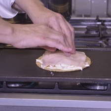 Colocar sobre éste la rebanada de jamón.