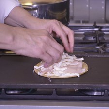 Colocar el resto del queso arriba y encima la otra tortilla.