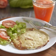 Servir decorada con lechuga y jitomate y acompañada con agua de papaya.