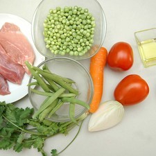 Ingredientes para receta 250 gramos de pulpa de cerdo 2 tazas de chícharos frescos 1/4 pieza de cebolla blanca 1 pieza de zanahoria 10 piezas de ejotes 3 piezas de jitomate guaje 3 ramas de cilantro 1 cucharada de aceite de oliva sal al gusto pimienta negra molida al gusto