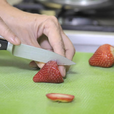 Cortar las fresas a la mitad. Cortar el plátano y la piña en trozos grandes.