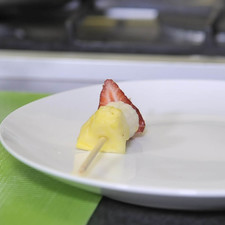 Insertar un pedazo de piña, plátano y fresa en un palo para paleta. Meter al congelador durante 10 minutos.