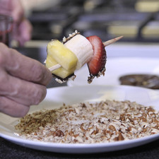Poner las nueces en un platón. Derretir el chocolate en el microondas por 30 segundos y revolver, repetir hasta que el chocolate este suave.