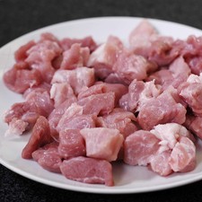 Cortar la pulpa de carne en trozos pequeños.