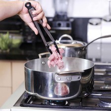 Cocer la pulpa de cerdo con un poco de agua en una olla honda durante 20 minutos.
