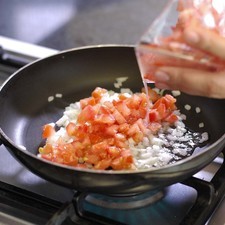 Calentar la cucharada de aceite en el sartén y sofreír la cebolla y el jitomate durante unos minutos.