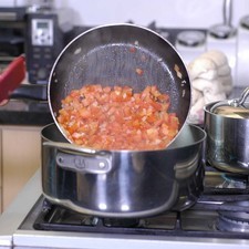 Agregar la mezcla de jitomates a la olla, sazonar con sal y pimienta.