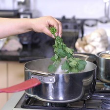 Agregar las ramas de cilantro.