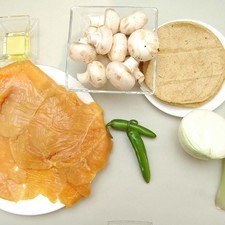 Ingredientes para receta 3 piezas de milanesa de pollo 10 piezas de champiñones 1 vara de apio 1/2 pieza de cebolla blanca 2 piezas de chile serrano 1 cucharada de aceite de oliva pimienta negra molida al gusto sal al gusto 10 piezas de tortilla de maíz