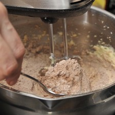 Incorporar a los ingredientes secos en la batidora poco a poco, alternando con la leche y la vainilla.