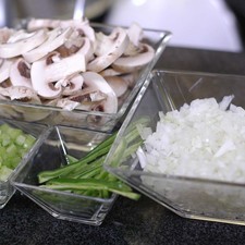 Picar finamente el apio y la cebolla, cortar los champiñones en rodajas, el chile serrano en tiras descartando las venas.