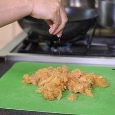 Cortar la milanesa de pollo en cuadros pequeños, salpimentar y reservar.