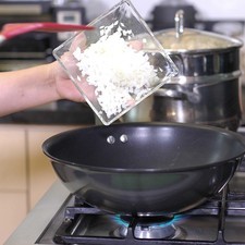 Calentar la cucharada de aceite en el sartén y cuando esté bien caliente, agregar la cebolla y sofreír un par de minutos.