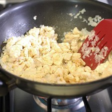 Añadir el pollo en trocitos y sofreír un par de minutos más.