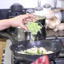 Agregar el chile serrano y el apio y continuar cociendo durante 5 minutos más.