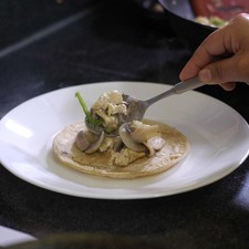 Colocar un poco de la mezcla de pollo para formar los tacos.