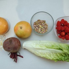 Ingredientes para receta 1 pieza de lechuga orejona 2 piezas de toronja 1 pieza de betabel desinfectante de verduras al gusto 1/2 taza de pistache Ingredientes para aderezo 1 taza de frambuesas 1 cucharada de vinagre de manzana sal al gusto pimienta negra molida al gusto 2 cucharadas de aceite de oliva