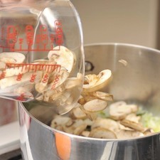 Agregar los champiñones y continuar cociendo de 3 a 5 minutos hasta que suelten su jugo.