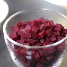 Cortar el betabel en cuadros pequeños y picar los pistaches.