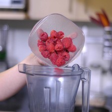 Para preparar el aderezo colocar en el vaso de la licuadora las frambuesas.